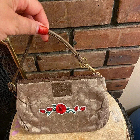 Coach Wristlet Large - Picture 2 of 8